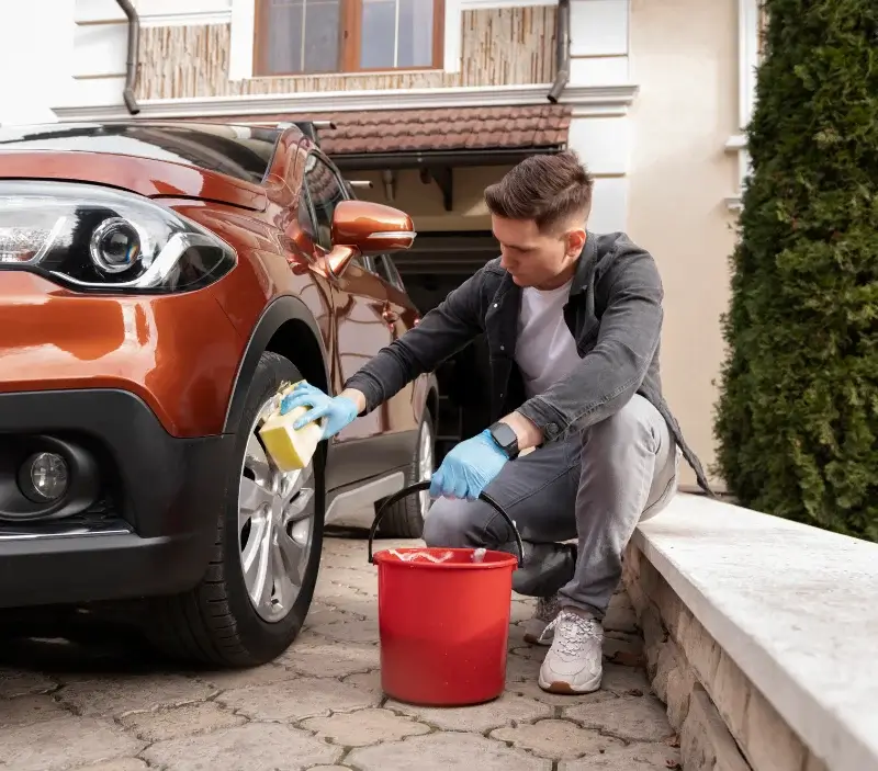 Lavage auto à domicile Charly-sur-Marne : professionnel intervenant sur un véhicule